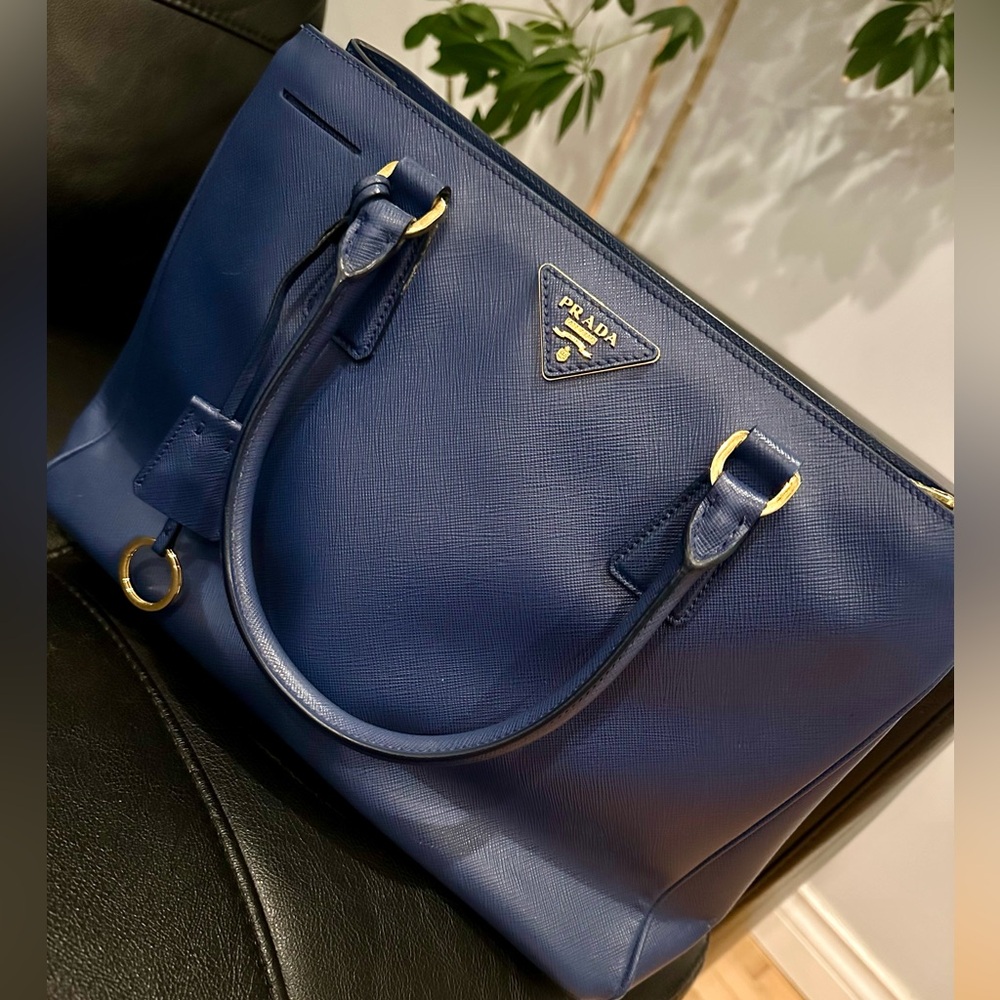 ❣️SOLD❣️Authentic Prada tote bag ( missing strap)
